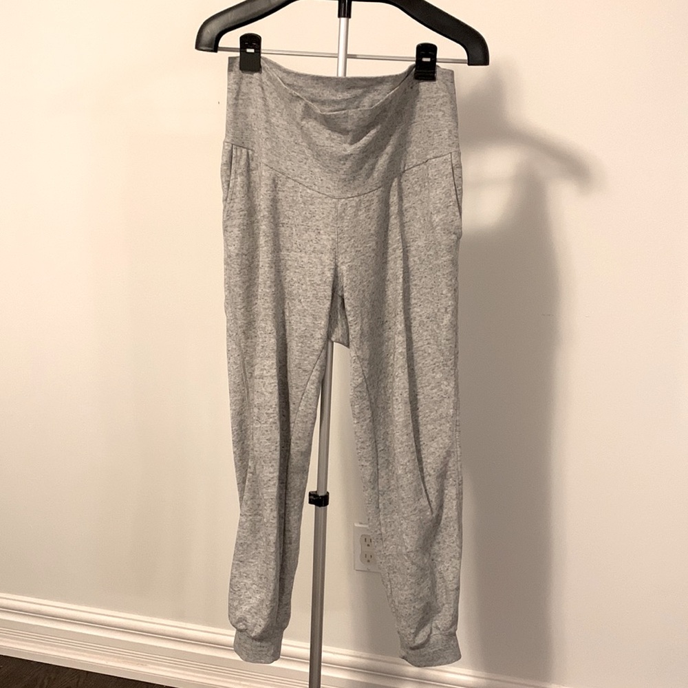 Old Navy maternity jogger in light grey